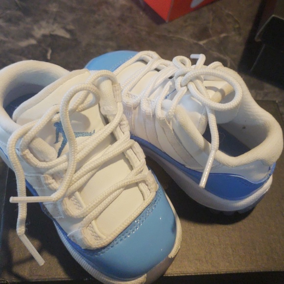 Two pairs of jordan 11 - Picture 5 of 7
